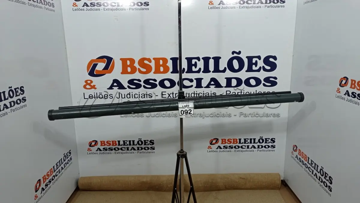 LOTE 092 - 01 TELA DE PROJEÇÃO RETRÁTIL. (NO ESTADO) ATENÇÃO! FAZER A VISITAÇÃO ANTES DE ARREMATAR, NÃO SABEMOS SE FUNCIONA, LEILÃO NÃO TEM GARANTIA E NEM DEVOLUÇÃO, SUJEITO A POSSÍVEIS AVARIAS VISÍVEIS/OCULTAS E/OU AUSÊNCIA DE COMPONENTES.
