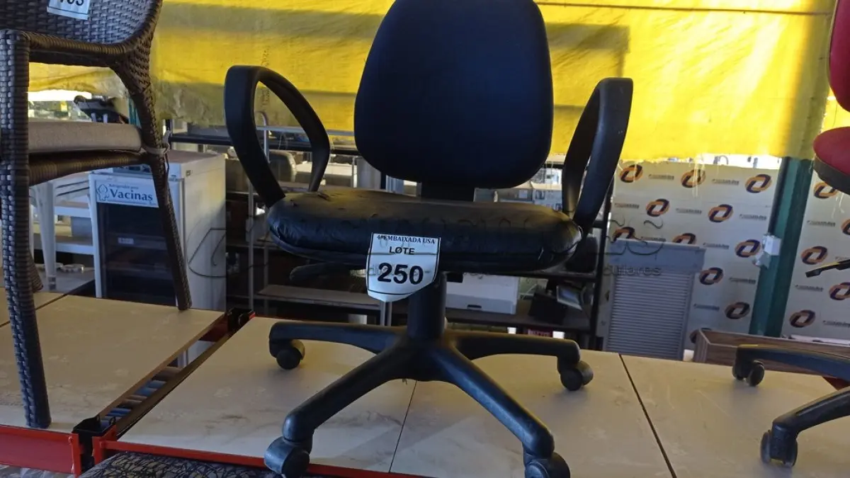 LOTE 250 - 01 CADEIRA GIRATÓRIA PARA ESCRITÓRIO NA COR AZUL. (NO ESTADO EM QUE SE ENCONTRA. SUJEITO A AVARIAS OCULTAS/VISÍVEIS.)