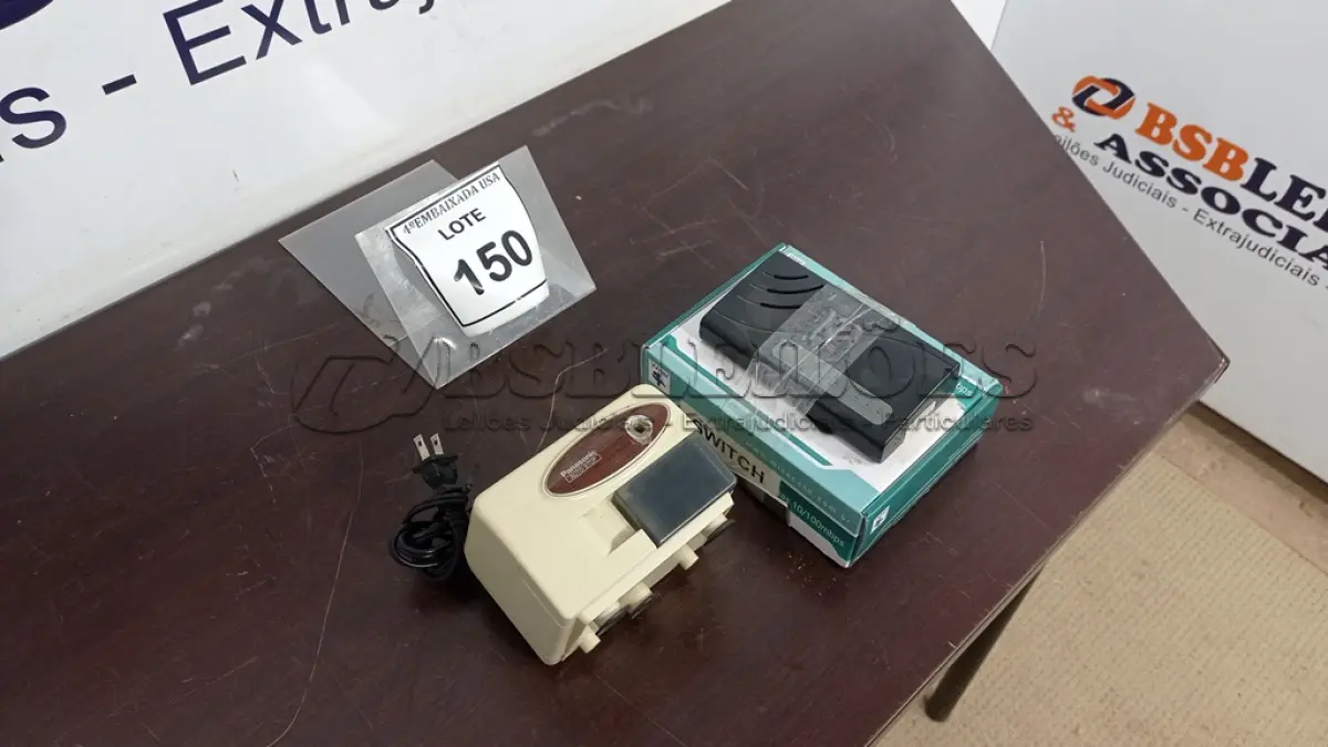 LOTE 150 - 01 APONTADOR DE LÁPIS ELÉTRICO E 01 SWITCH. (NO ESTADO EM QUE SE ENCONTRA. SUJEITO A AVARIAS OCULTAS/VISÍVEIS.)