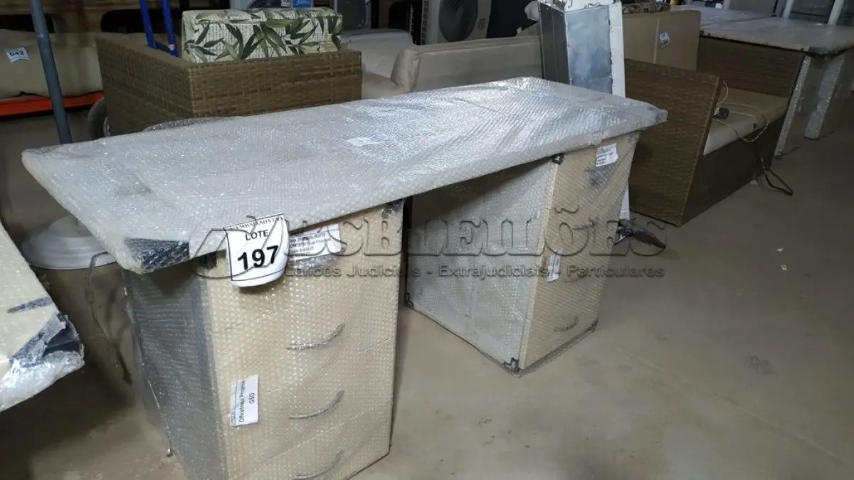 LOTE 197 - 01 MESA EM MADEIRA COM GAVETEIROS. (NO ESTADO EM QUE SE ENCONTRA. SUJEITO A AVARIAS OCULTAS/VISÍVEIS.)