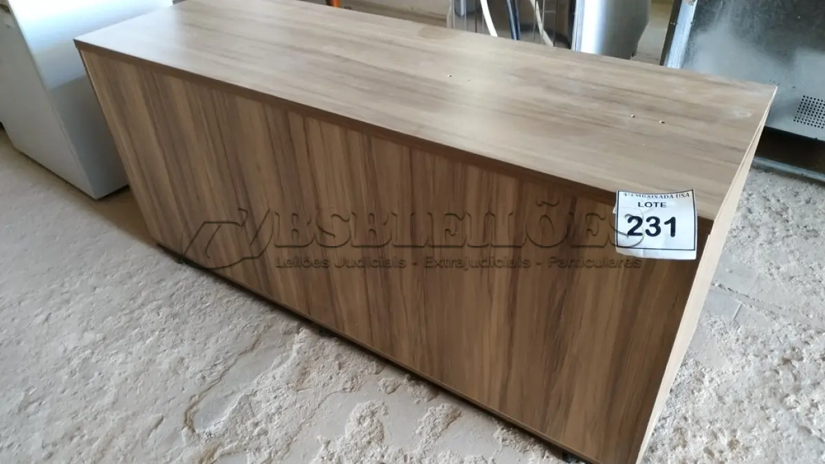 LOTE 231 - 01 MESA EM MADEIRA COM GAVETEIRO. (NO ESTADO EM QUE SE ENCONTRA. SUJEITO A AVARIAS OCULTAS/VISÍVEIS.)