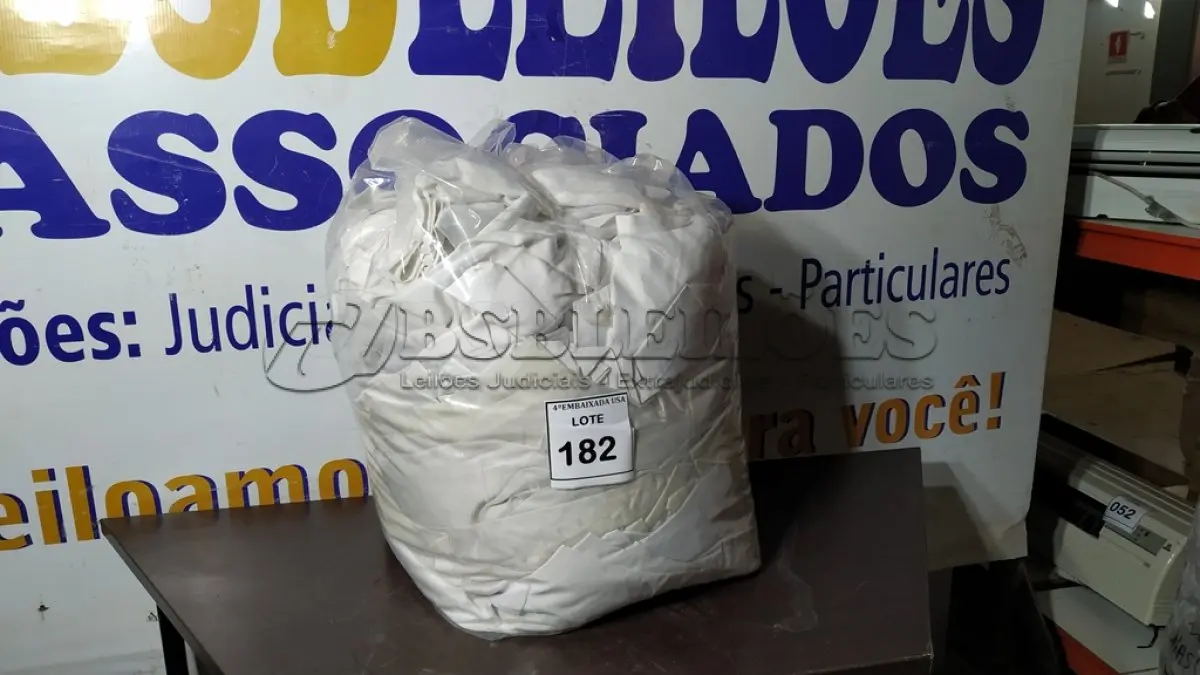LOTE 182 - 01 SACO COM CORTINAS. (NO ESTADO EM QUE SE ENCONTRA. SUJEITO A AVARIAS OCULTAS/VISÍVEIS.)