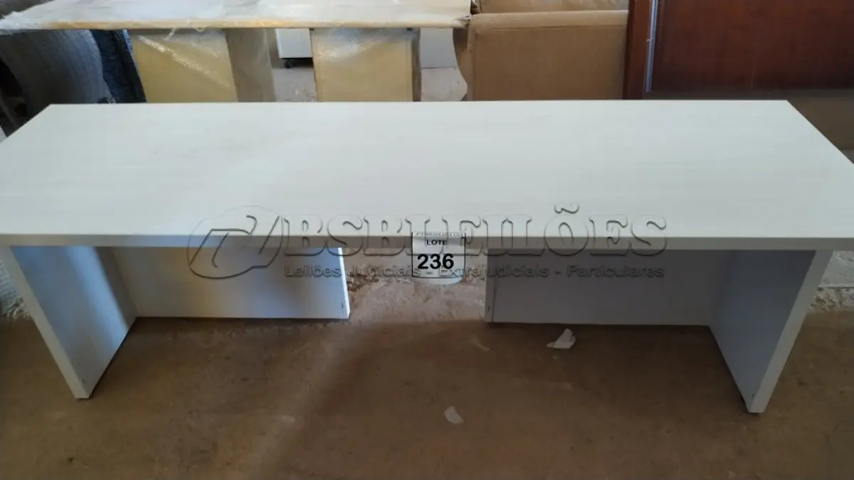 LOTE 236 - 01 MESA EM MADEIRA. (NO ESTADO EM QUE SE ENCONTRA. SUJEITO A AVARIAS OCULTAS/VISÍVEIS.)