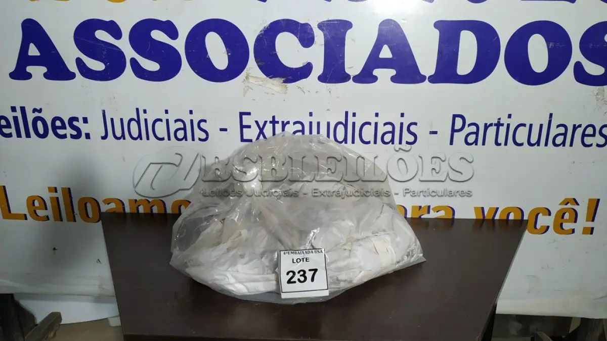 LOTE 237 - 01 SACO COM CORTINAS. (NO ESTADO EM QUE SE ENCONTRA. SUJEITO A AVARIAS OCULTAS/VISÍVEIS.)