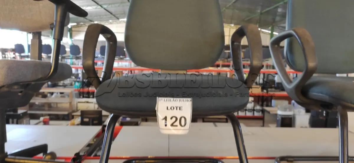 LOTE 120 - 01 CADEIRA DE ESCRITÓRIO COM PÉS FIXOS. (NO ESTADO) ATENÇÃO! FAZER A VISITAÇÃO ANTES DE ARREMATAR, NÃO SABEMOS SE FUNCIONA, LEILÃO NÃO TEM GARANTIA E NEM DEVOLUÇÃO, SUJEITO A POSSÍVEIS AVARIAS VISÍVEIS/OCULTAS E/OU AUSÊNCIA DE COMPONENTES.