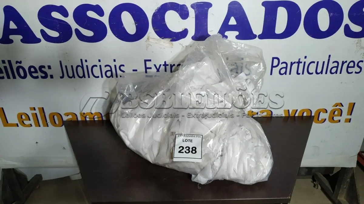 LOTE 238 - 01 SACO COM CORTINAS.  (NO ESTADO EM QUE SE ENCONTRA. SUJEITO A AVARIAS OCULTAS/VISÍVEIS.)
