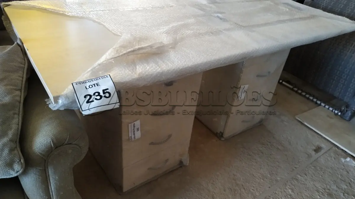 LOTE 235 - 01 MESA EM MADEIRA COM GAVETEIROS. (NO ESTADO EM QUE SE ENCONTRA. SUJEITO A AVARIAS OCULTAS/VISÍVEIS.)