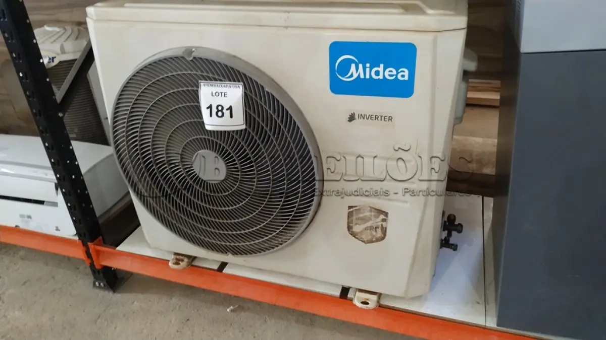 LOTE 181 - 01 CONDENSADORA MÉDIA INVERTER. (NO ESTADO EM QUE SE ENCONTRA. SUJEITO A AVARIAS OCULTAS/VISÍVEIS.)