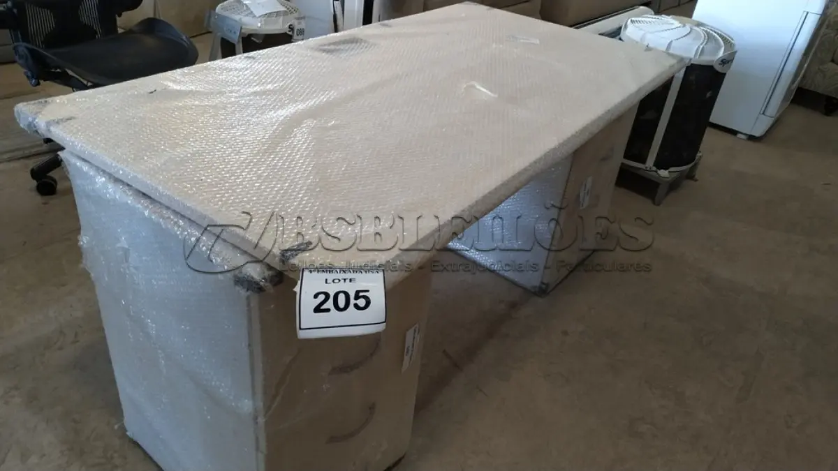 LOTE 205 - 01 MESA EM MADEIRA COM GAVETEIROS.  (NO ESTADO EM QUE SE ENCONTRA. SUJEITO A AVARIAS OCULTAS/VISÍVEIS.)