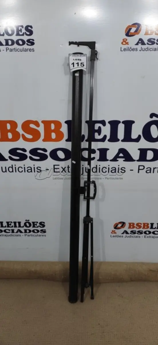 LOTE 115 - 01 TELA DE PROJEÇÃO RETRÁTIL. (NO ESTADO) ATENÇÃO! FAZER A VISITAÇÃO ANTES DE ARREMATAR, NÃO SABEMOS SE FUNCIONA, LEILÃO NÃO TEM GARANTIA E NEM DEVOLUÇÃO, SUJEITO A POSSÍVEIS AVARIAS VISÍVEIS/OCULTAS E/OU AUSÊNCIA DE COMPONENTES.