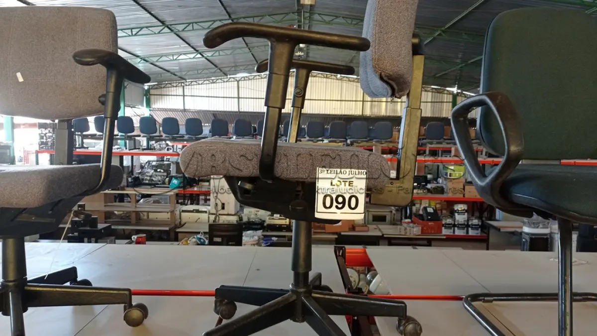 LOTE 090 - 01 CADEIRA GIRATÓRIA COM RODINHAS. (NO ESTADO) ATENÇÃO! FAZER A VISITAÇÃO ANTES DE ARREMATAR, NÃO SABEMOS SE FUNCIONA, LEILÃO NÃO TEM GARANTIA E NEM DEVOLUÇÃO, SUJEITO A POSSÍVEIS AVARIAS VISÍVEIS/OCULTAS E/OU AUSÊNCIA DE COMPONENTES.