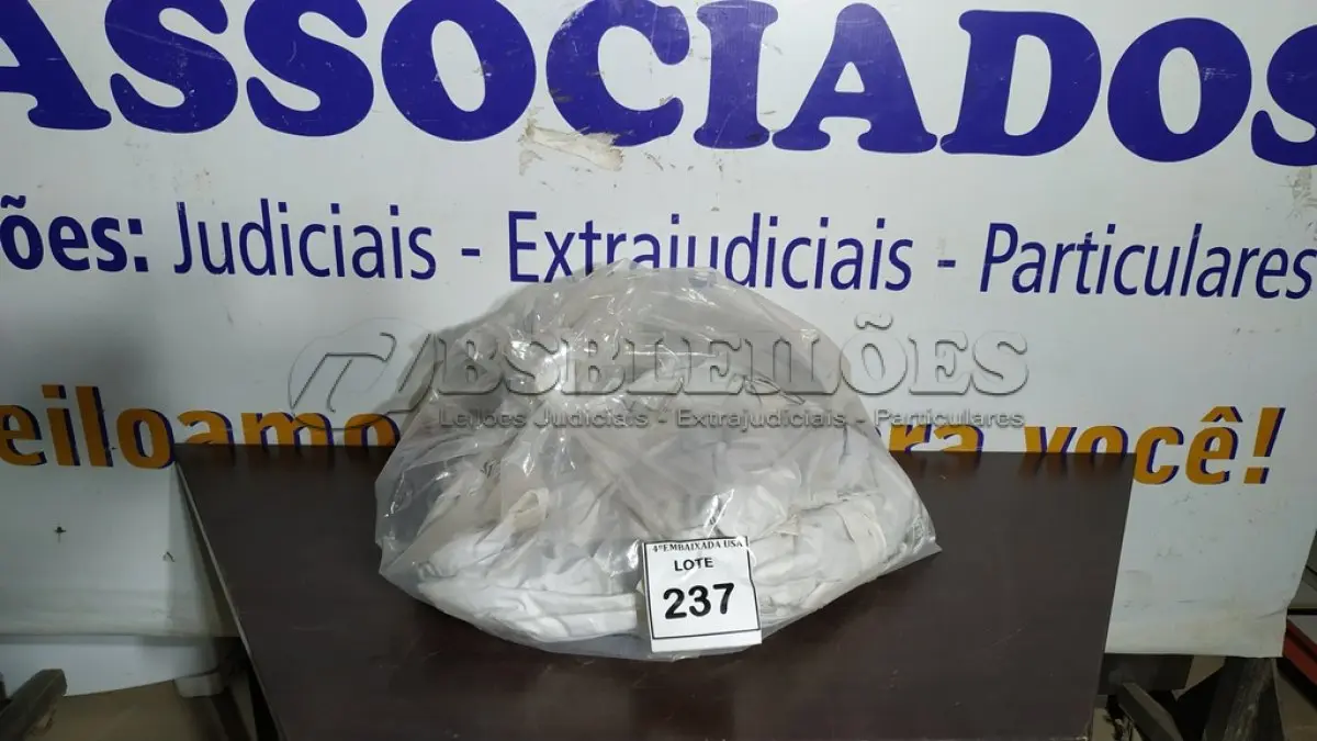 LOTE 237 - 01 SACO COM CORTINAS. (NO ESTADO EM QUE SE ENCONTRA. SUJEITO A AVARIAS OCULTAS/VISÍVEIS.)