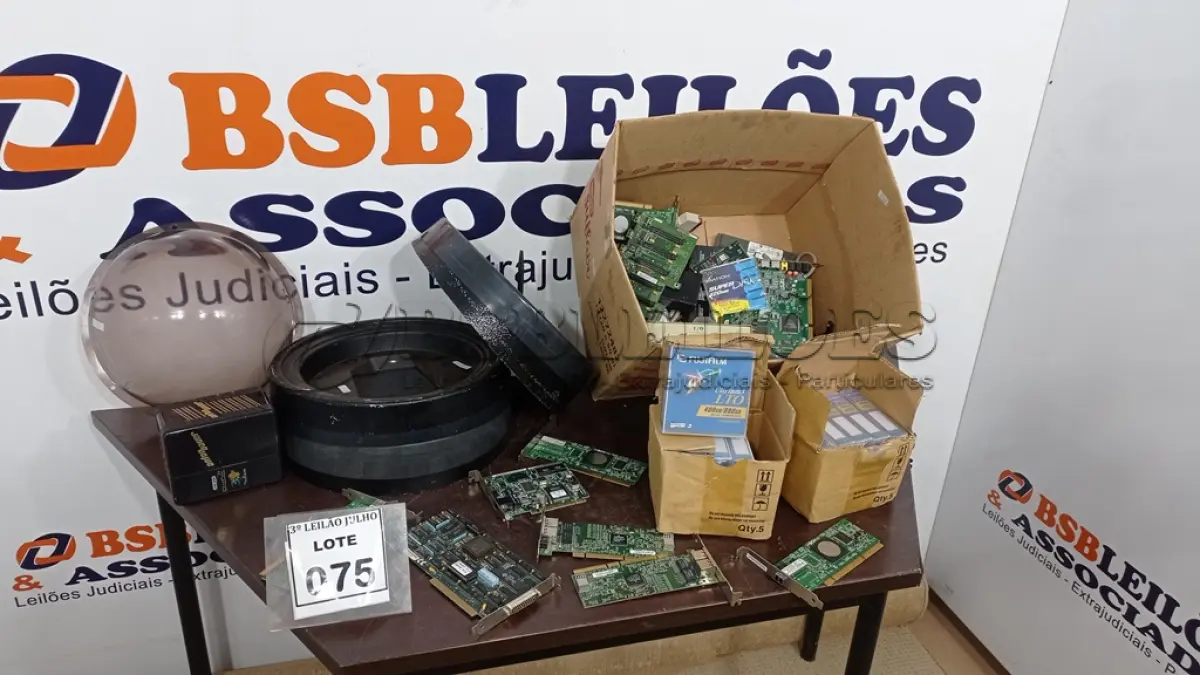 LOTE 075 - 01 LOTE COM GRANDE QUANTIDADE DE PLACAS DE CIRCUITOS E ACESSÓRIOS DE CÂMERAS DE MONITORAMENTO. (NO ESTADO) ATENÇÃO! FAZER A VISITAÇÃO ANTES DE ARREMATAR, NÃO SABEMOS SE FUNCIONA, LEILÃO NÃO TEM GARANTIA E NEM DEVOLUÇÃO, SUJEITO A POSSÍVEIS AVARIAS VISÍVEIS/OCULTAS E/OU AUSÊNCIA DE COMPONENTES.