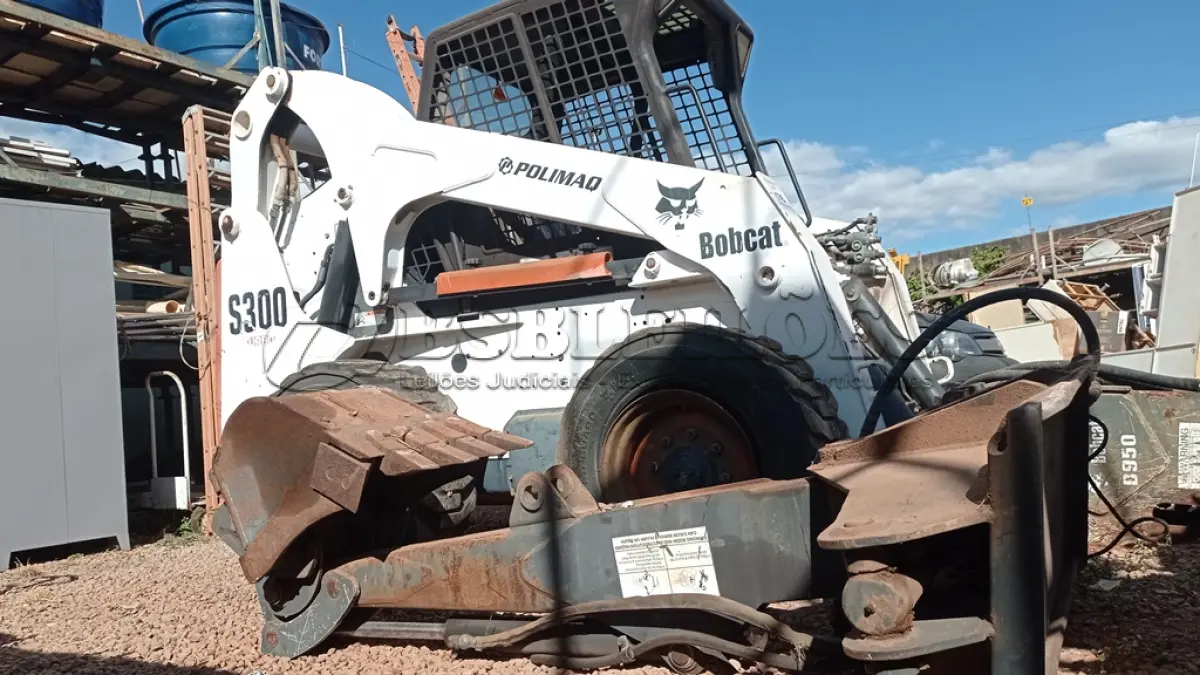 LOTE 176 - 01 MINI CARREGADEIRA BOBCAT S300 A DISEL COM 02 IMPLEMENTOS, ANO 2004. (NO ESTADO EM QUE SE ENCONTRA. SUJEITO A AVARIAS OCULTAS/VISÍVEIS.) AV9497M