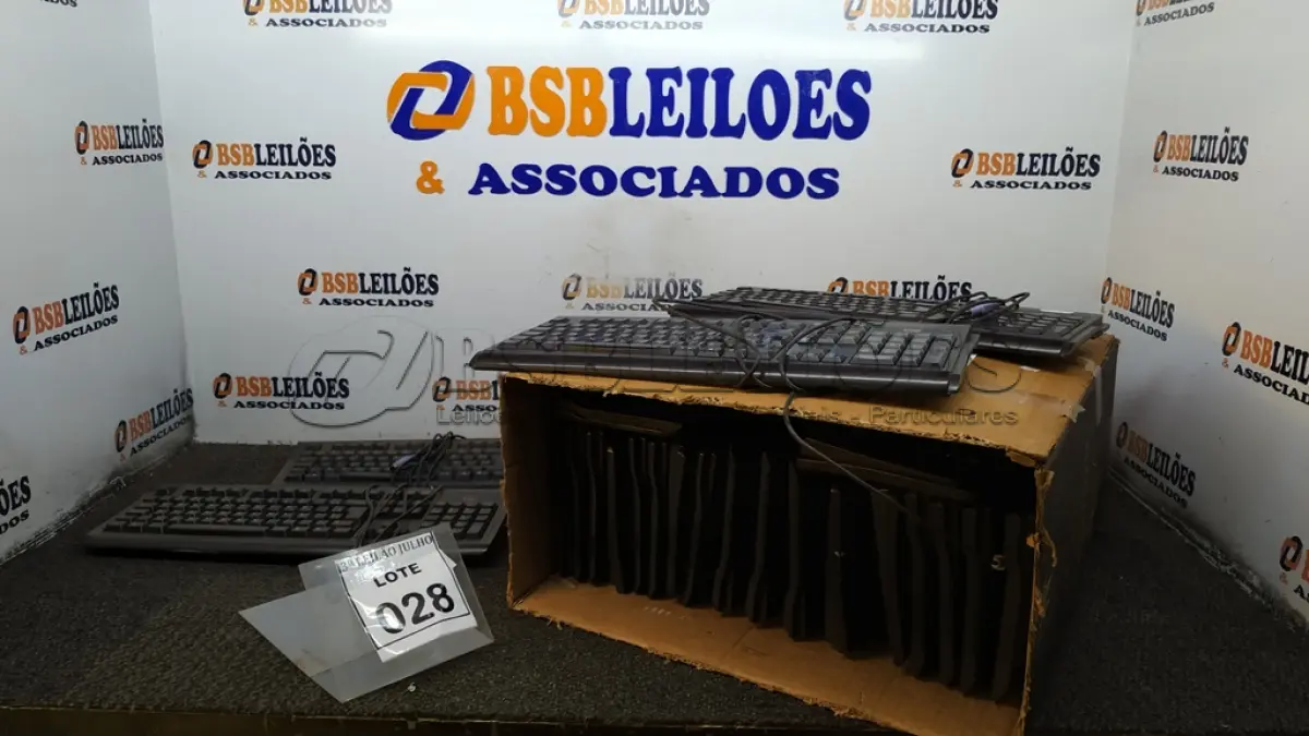 LOTE 028 - 01 LOTE COM GRANDE QUANTIDADE DE TECLADOS PARA PC DE MARCAS E MODELOS DIVERSOS. (NO ESTADO) ATENÇÃO! FAZER A VISITAÇÃO ANTES DE ARREMATAR, NÃO SABEMOS SE FUNCIONA, LEILÃO NÃO TEM GARANTIA E NEM DEVOLUÇÃO, SUJEITO A POSSÍVEIS AVARIAS VISÍVEIS/OCULTAS E/OU AUSÊNCIA DE COMPONENTES.