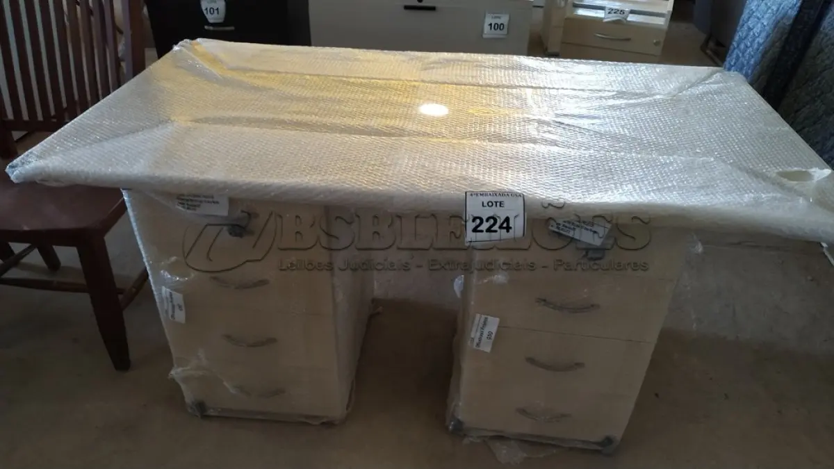 LOTE 224 - 01 MESA EM MADEIRA COM GAVETEIROS. (NO ESTADO EM QUE SE ENCONTRA. SUJEITO A AVARIAS OCULTAS/VISÍVEIS.)