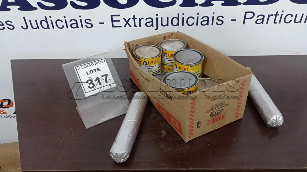 LOTE 317 - 10 LATAS DE MASSA ADESIVA PLÁSTICA MARCA IBERÊ CORES VARIADAS 02 BISNAGAS DE PRO PU. (NO ESTADO) ATENÇÃO! FAZER A VISITAÇÃO ANTES DE ARREMATAR, NÃO SABEMOS SE FUNCIONA, LEILÃO NÃO TEM GARANTIA E NEM DEVOLUÇÃO, SUJEITO A POSSÍVEIS AVARIAS VISÍVEIS/OCULTAS E/OU AUSÊNCIA DE COMPONENTES.