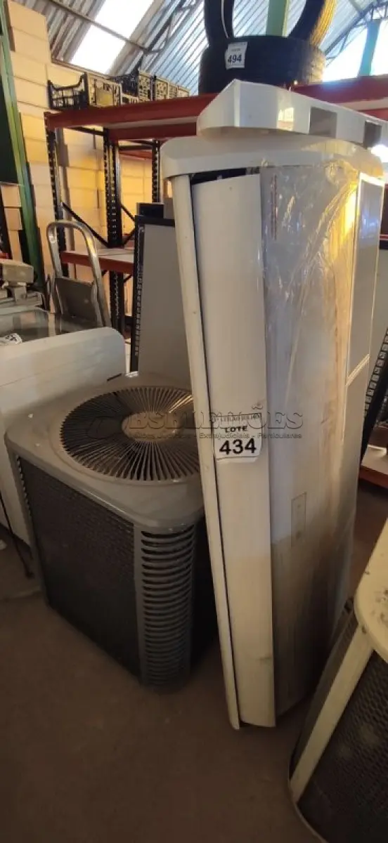 LOTE 434 - 01 AR CONDICIONADO 56.000BTUS MARCA AGRATTO. (NO ESTADO) ATENÇÃO! FAZER A VISITAÇÃO ANTES DE ARREMATAR, NÃO SABEMOS SE FUNCIONA, LEILÃO NÃO TEM GARANTIA E NEM DEVOLUÇÃO, SUJEITO A POSSÍVEIS AVARIAS VISÍVEIS/OCULTAS E/OU AUSÊNCIA DE COMPONENTES.