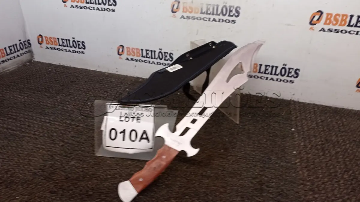 LOTE 010 - FACÃO  IMPORTADA AÇO INOXIDÁVEL CABO EM MADEIRA  FULL TANG BAINHA DE NYLON TAMANHO TOTAL 50CM PESO 526G JÁ AFIADA (NO ESTADO) ATENÇÃO! FAZER A VISITAÇÃO ANTES DE ARREMATAR, NÃO SABEMOS SE FUNCIONA, LEILÃO NÃO TEM GARANTIA E NEM DEVOLUÇÃO, SUJEITO A POSSÍVEIS AVARIAS VISÍVEIS/OCULTAS E/OU AUSÊNCIA DE COMPONENTES.  