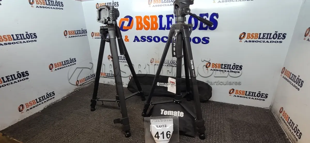 LOTE 416 - 02 TRIPÉS PARA CÂMERAS. (NO ESTADO) ATENÇÃO! FAZER A VISITAÇÃO ANTES DE ARREMATAR, NÃO SABEMOS SE FUNCIONA. LEILÃO NÃO TEM GARANTIA E NEM DEVOLUÇÃO, SUJEITO A POSSÍVEIS AVARIAS VISÍVEIS/OCULTAS E/OU AUSÊNCIA DE COMPONENTES.