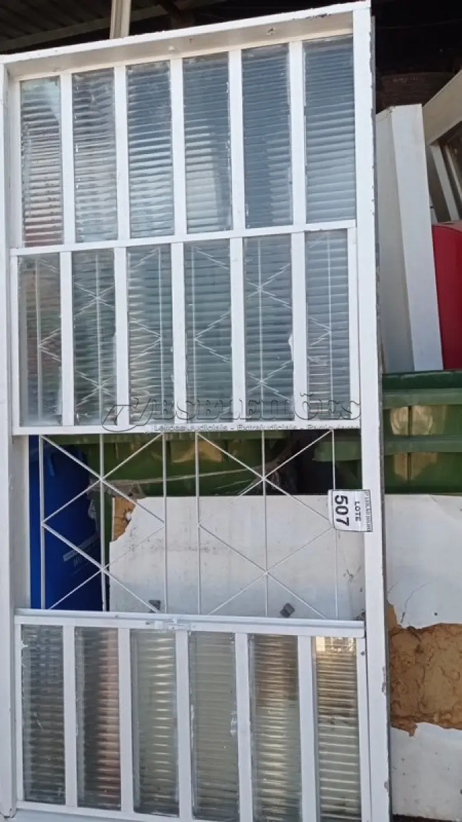LOTE 507 - 01 JANELA DE VIDRO COM GRADE. (NO ESTADO) ATENÇÃO! FAZER A VISITAÇÃO ANTES DE ARREMATAR, NÃO SABEMOS SE FUNCIONA, LEILÃO NÃO TEM GARANTIA E NEM DEVOLUÇÃO, SUJEITO A POSSÍVEIS AVARIAS VISÍVEIS/OCULTAS E/OU AUSÊNCIA DE COMPONENTES.