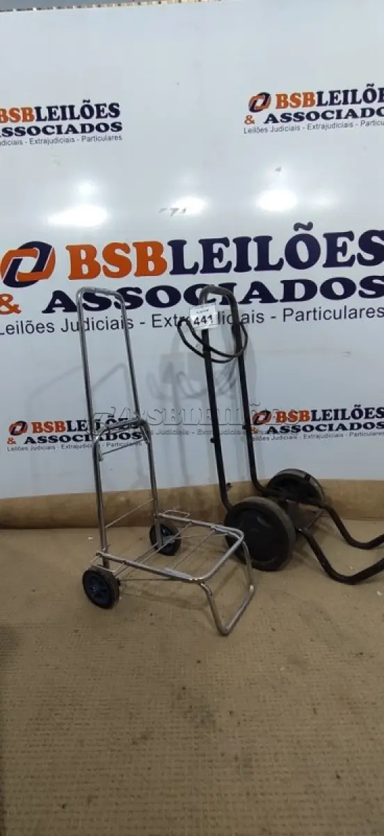 LOTE 441 - 02 CARRINHOS DE CARGA. (NO ESTADO) ATENÇÃO! FAZER A VISITAÇÃO ANTES DE ARREMATAR, NÃO SABEMOS SE FUNCIONA, LEILÃO NÃO TEM GARANTIA E NEM DEVOLUÇÃO, SUJEITO A POSSÍVEIS AVARIAS VISÍVEIS/OCULTAS E/OU AUSÊNCIA DE COMPONENTES.
