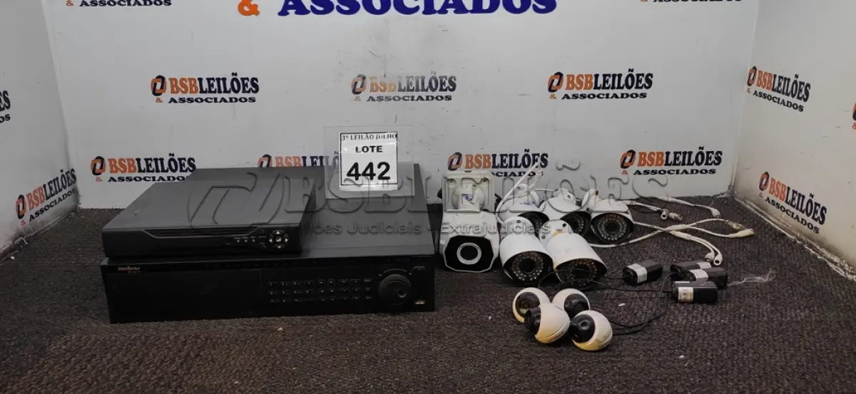 LOTE 442 - 02 APARELHOS DVR E 10 CÂMERAS DE MONITORAMENTO. (NO ESTADO) ATENÇÃO! FAZER A VISITAÇÃO ANTES DE ARREMATAR, NÃO SABEMOS SE FUNCIONA, LEILÃO NÃO TEM GARANTIA E NEM DEVOLUÇÃO, SUJEITO A POSSÍVEIS AVARIAS VISÍVEIS/OCULTAS E/OU AUSÊNCIA DE COMPONENTES.