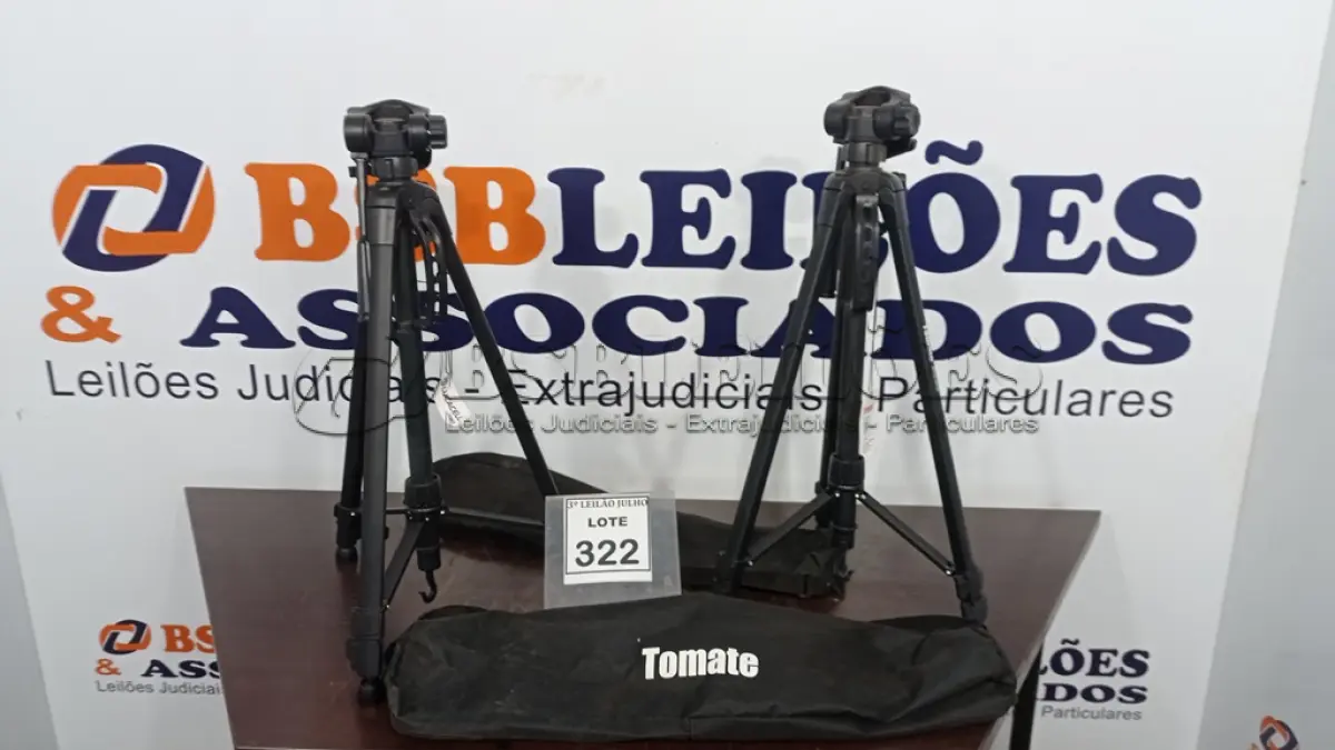 LOTE 322 - 02 TRIPÉS PARA CÂMERAS. (NO ESTADO) ATENÇÃO! FAZER A VISITAÇÃO ANTES DE ARREMATAR, NÃO SABEMOS SE FUNCIONA, LEILÃO NÃO TEM GARANTIA E NEM DEVOLUÇÃO, SUJEITO A POSSÍVEIS AVARIAS VISÍVEIS/OCULTAS E/OU AUSÊNCIA DE COMPONENTES.