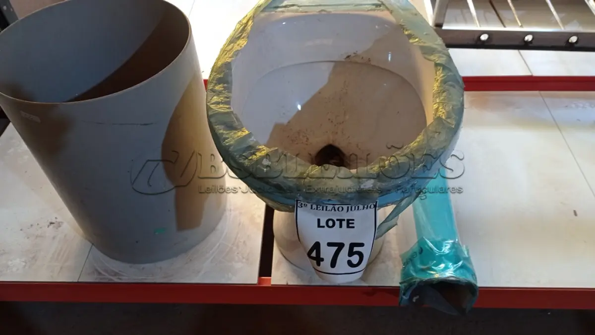 LOTE 475 - 01 VASO SANITÁRIO, 01 COLUNA PARA LAVATÓRIO E 01 PECA PLÁSTICA CILÍNDRICA. (NO ESTADO) ATENÇÃO! FAZER A VISITAÇÃO ANTES DE ARREMATAR, NÃO SABEMOS SE FUNCIONA, LEILÃO NÃO TEM GARANTIA E NEM DEVOLUÇÃO, SUJEITO A POSSÍVEIS AVARIAS VISÍVEIS/OCULTAS E/OU AUSÊNCIA DE COMPONENTES.