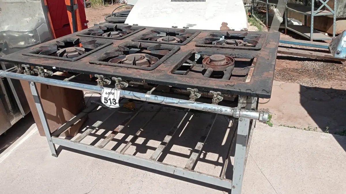 LOTE 402 - 01 FOGÃO INDUSTRIAL 6 BOCAS. (NO ESTADO) ATENÇÃO! FAZER A VISITAÇÃO ANTES DE ARREMATAR, NÃO SABEMOS SE FUNCIONA, LEILÃO NÃO TEM GARANTIA E NEM DEVOLUÇÃO, SUJEITO A POSSÍVEIS AVARIAS VISÍVEIS/OCULTAS E/OU AUSÊNCIA DE COMPONENTES.