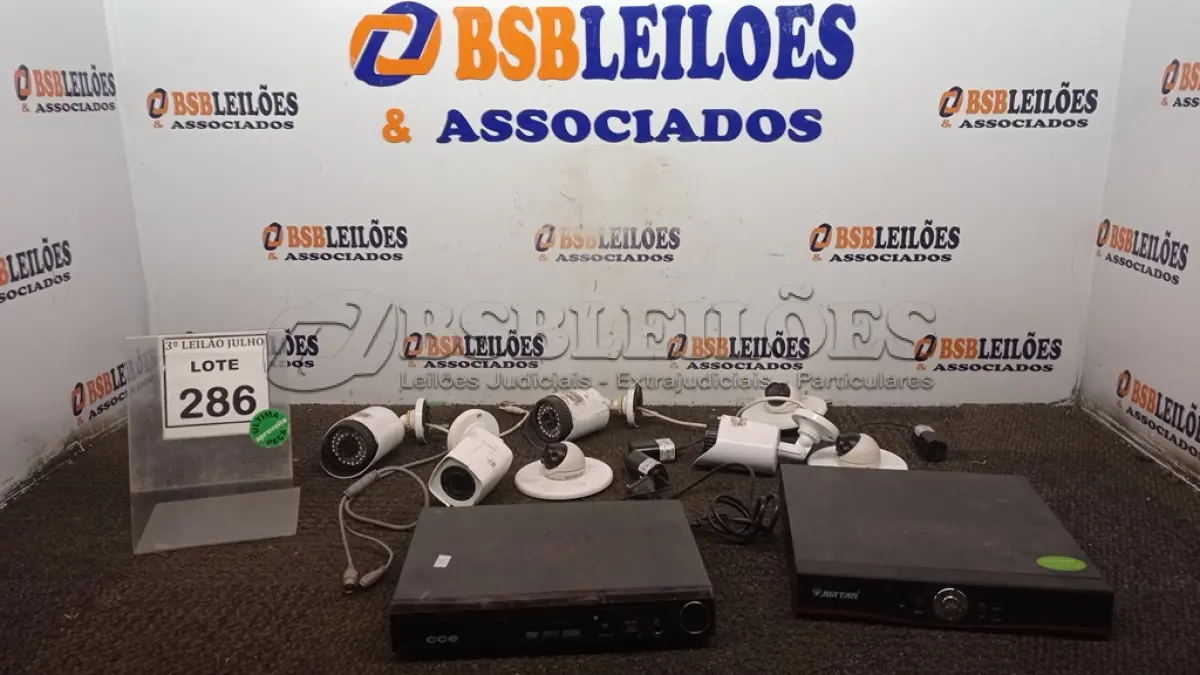 LOTE 286 - 07 CÂMERAS DE MONITORAMENTO, 01 APARELHO DVR E 01 APARELHO DE DVD. (NO ESTADO) ATENÇÃO! FAZER A VISITAÇÃO ANTES DE ARREMATAR, NÃO SABEMOS SE FUNCIONA, LEILÃO NÃO TEM GARANTIA E NEM DEVOLUÇÃO, SUJEITO A POSSÍVEIS AVARIAS VISÍVEIS/OCULTAS E/OU AUSÊNCIA DE COMPONENTES.