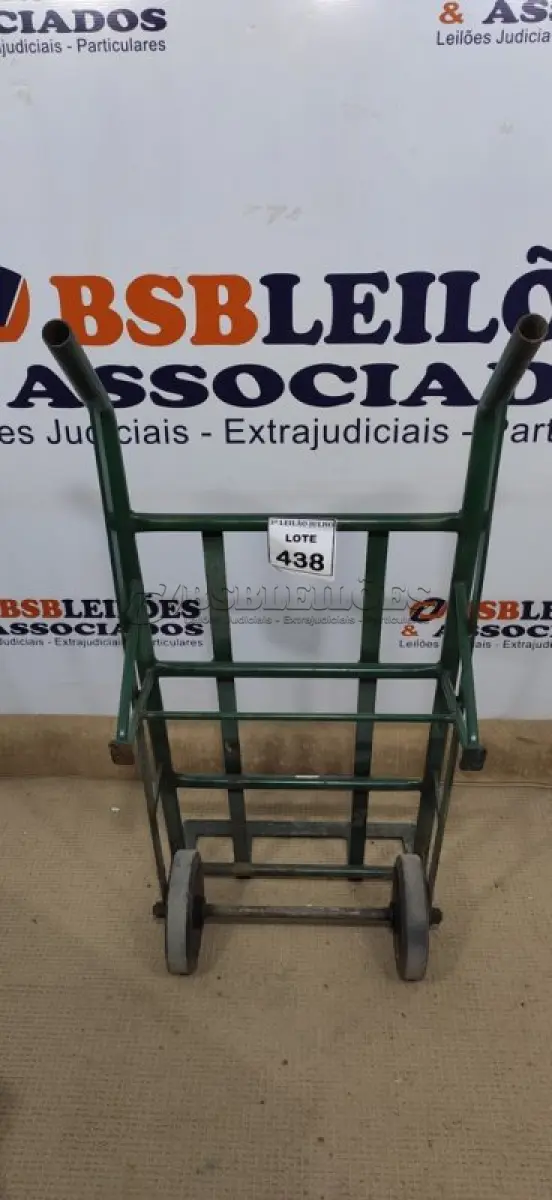 LOTE 438 - 01 CARRINHO 02 RODAS PARA CARGAS EM GERAL NA COR VERDE. (NO ESTADO) ATENÇÃO! FAZER A VISITAÇÃO ANTES DE ARREMATAR, NÃO SABEMOS SE FUNCIONA, LEILÃO NÃO TEM GARANTIA E NEM DEVOLUÇÃO, SUJEITO A POSSÍVEIS AVARIAS VISÍVEIS/OCULTAS E/OU AUSÊNCIA DE COMPONENTES.