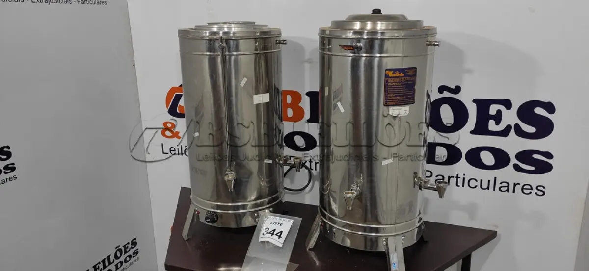 LOTE 344 - 02 CAFETEIRAS INDUSTRIAIS EM INOX.  (NO ESTADO) ATENÇÃO! FAZER A VISITAÇÃO ANTES DE ARREMATAR, NÃO SABEMOS SE FUNCIONA. LEILÃO NÃO TEM GARANTIA E NEM DEVOLUÇÃO, SUJEITO A POSSÍVEIS AVARIAS VISÍVEIS/OCULTAS E/OU AUSÊNCIA DE COMPONENTES.