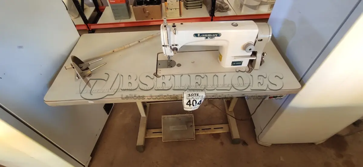 LOTE 404 - 01 MÁQUINA DE COSTURA INDUSTRIAL MARCA LANMAX. (NO ESTADO) ATENÇÃO! FAZER A VISITAÇÃO ANTES DE ARREMATAR, NÃO SABEMOS SE FUNCIONA. LEILÃO NÃO TEM GARANTIA E NEM DEVOLUÇÃO, SUJEITO A POSSÍVEIS AVARIAS VISÍVEIS/OCULTAS E/OU AUSÊNCIA DE COMPONENTES.