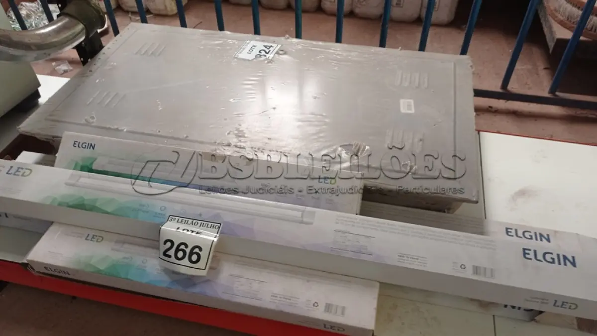 LOTE 266 - 04 LUMINÁRIAS DUOLINE 36W ELGIN, 03 LUMINÁRIAS DUOLINE 18W ELGIN E 01 CAIXA DE HIDRÔMETRO 90X44X12. (NO ESTADO) ATENÇÃO! FAZER A VISITAÇÃO ANTES DE ARREMATAR, NÃO SABEMOS SE FUNCIONA, LEILÃO NÃO TEM GARANTIA E NEM DEVOLUÇÃO, SUJEITO A POSSÍVEIS AVARIAS VISÍVEIS/OCULTAS E/OU AUSÊNCIA DE COMPONENTES.