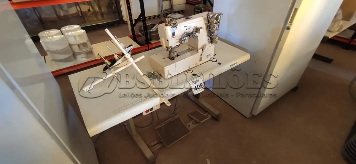 LOTE 406 - 01 MÁQUINA DE COSTURA INDUSTRIAL MARCA MARBOR. (NO ESTADO) ATENÇÃO! FAZER A VISITAÇÃO ANTES DE ARREMATAR, NÃO SABEMOS SE FUNCIONA. LEILÃO NÃO TEM GARANTIA E NEM DEVOLUÇÃO, SUJEITO A POSSÍVEIS AVARIAS VISÍVEIS/OCULTAS E/OU AUSÊNCIA DE COMPONENTES.