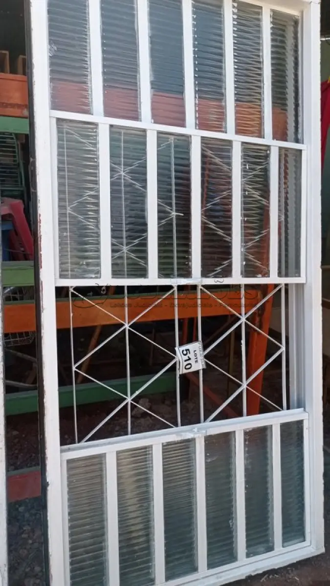 LOTE 510 - 01 JANELA DE VIDRO COM GRADE. (NO ESTADO) ATENÇÃO! FAZER A VISITAÇÃO ANTES DE ARREMATAR, NÃO SABEMOS SE FUNCIONA, LEILÃO NÃO TEM GARANTIA E NEM DEVOLUÇÃO, SUJEITO A POSSÍVEIS AVARIAS VISÍVEIS/OCULTAS E/OU AUSÊNCIA DE COMPONENTES.