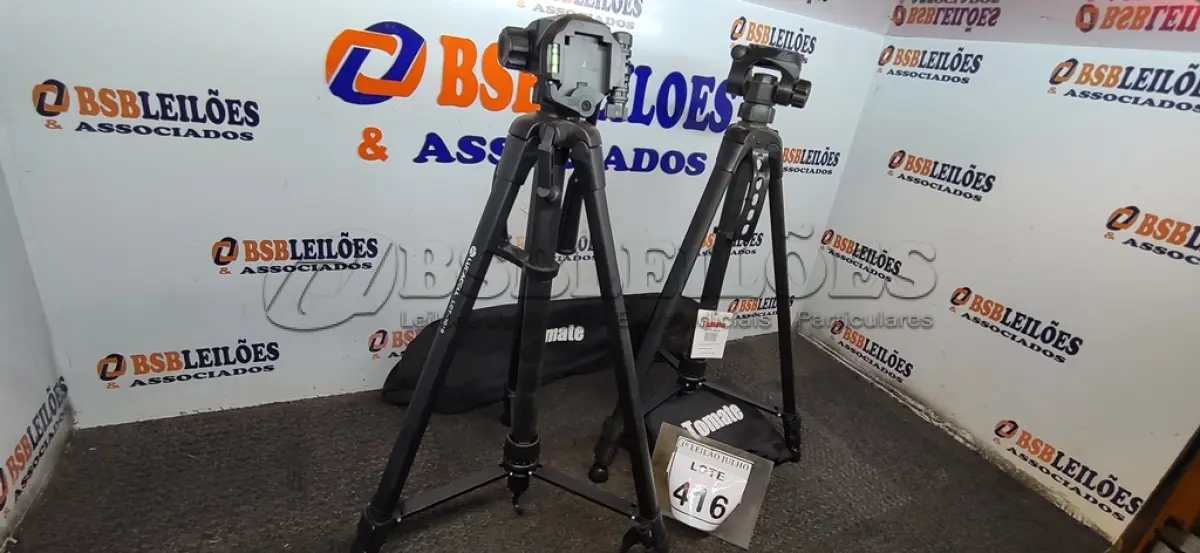 LOTE 416 - 02 TRIPÉS PARA CÂMERAS. (NO ESTADO) ATENÇÃO! FAZER A VISITAÇÃO ANTES DE ARREMATAR, NÃO SABEMOS SE FUNCIONA. LEILÃO NÃO TEM GARANTIA E NEM DEVOLUÇÃO, SUJEITO A POSSÍVEIS AVARIAS VISÍVEIS/OCULTAS E/OU AUSÊNCIA DE COMPONENTES.
