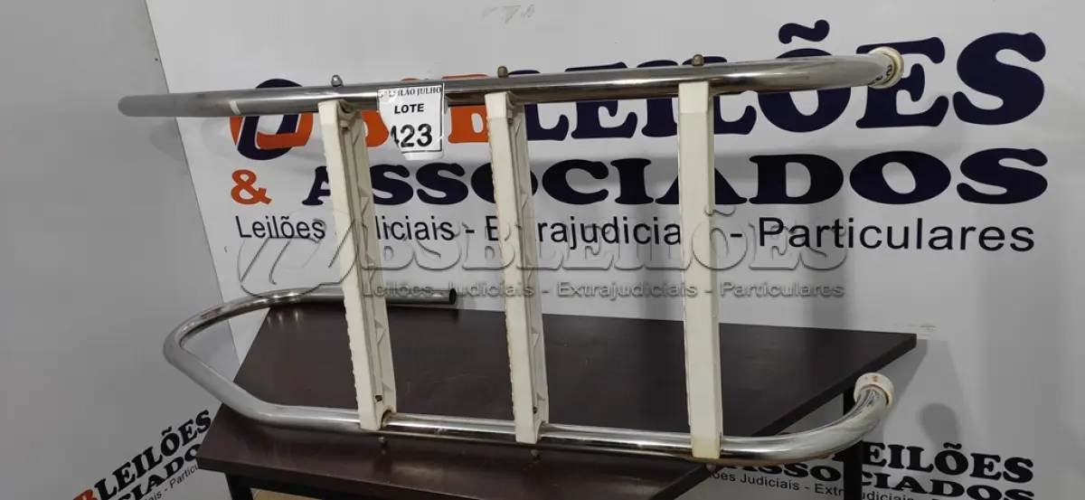 LOTE 423 - 01 ESCADA PARA PISCINA. (NO ESTADO) ATENÇÃO! FAZER A VISITAÇÃO ANTES DE ARREMATAR, NÃO SABEMOS SE FUNCIONA, LEILÃO NÃO TEM GARANTIA E NEM DEVOLUÇÃO, SUJEITO A POSSÍVEIS AVARIAS VISÍVEIS/OCULTAS E/OU AUSÊNCIA DE COMPONENTES.