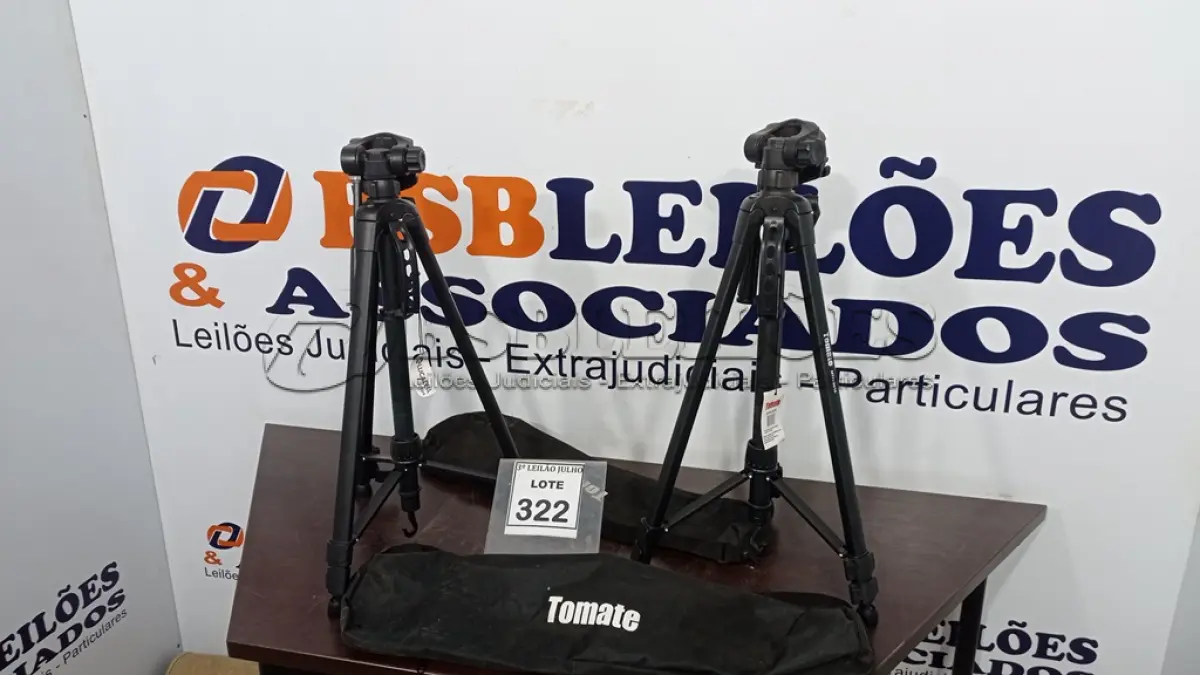 LOTE 322 - 02 TRIPÉS PARA CÂMERAS. (NO ESTADO) ATENÇÃO! FAZER A VISITAÇÃO ANTES DE ARREMATAR, NÃO SABEMOS SE FUNCIONA, LEILÃO NÃO TEM GARANTIA E NEM DEVOLUÇÃO, SUJEITO A POSSÍVEIS AVARIAS VISÍVEIS/OCULTAS E/OU AUSÊNCIA DE COMPONENTES.