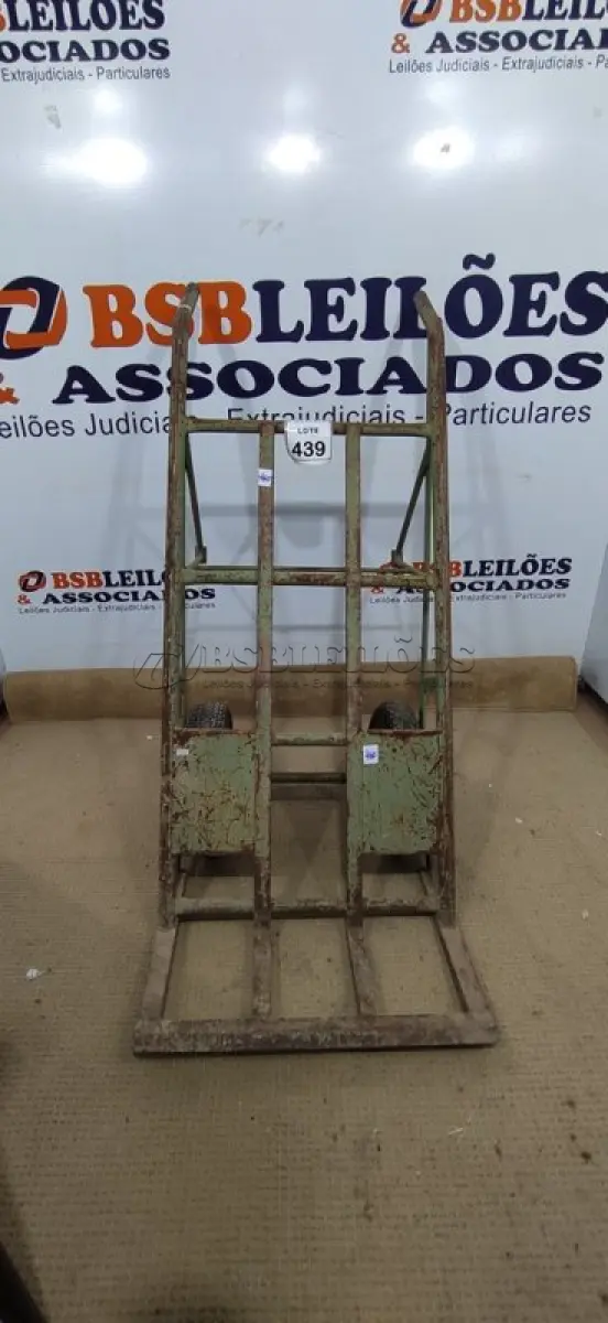 LOTE 439 - 01 CARRINHO 02 RODAS PARA CARGAS EM GERAL NA COR VERDE. (NO ESTADO) ATENÇÃO! FAZER A VISITAÇÃO ANTES DE ARREMATAR, NÃO SABEMOS SE FUNCIONA, LEILÃO NÃO TEM GARANTIA E NEM DEVOLUÇÃO, SUJEITO A POSSÍVEIS AVARIAS VISÍVEIS/OCULTAS E/OU AUSÊNCIA DE COMPONENTES.
