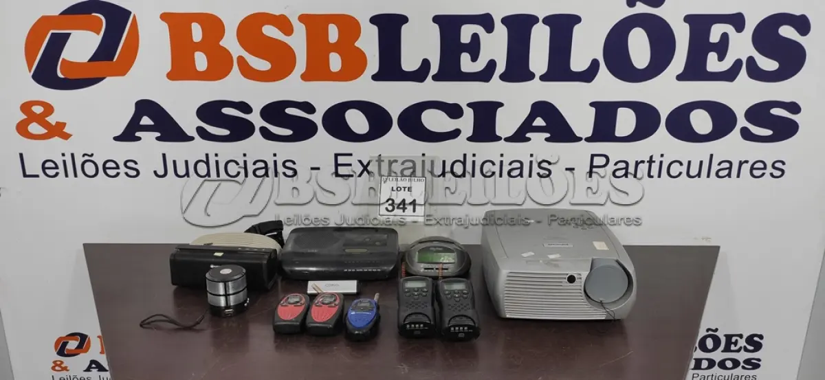 LOTE 341 - 01 PROJETOR MULTIMIDIA MODELO SCREEN PLAY 4805 MARCA INFOCUS 05 RÁDIOS COMUNICADORES, 02 RELÓGIOS/RADIO, 02CAIXINHAS DE SOM E 01 AMPLIFICADOR DE VOZ.  (NO ESTADO) ATENÇÃO! FAZER A VISITAÇÃO ANTES DE ARREMATAR, NÃO SABEMOS SE FUNCIONA. LEILÃO NÃO TEM GARANTIA E NEM DEVOLUÇÃO, SUJEITO A POSSÍVEIS AVARIAS VISÍVEIS/OCULTAS E/OU AUSÊNCIA DE COMPONENTES.