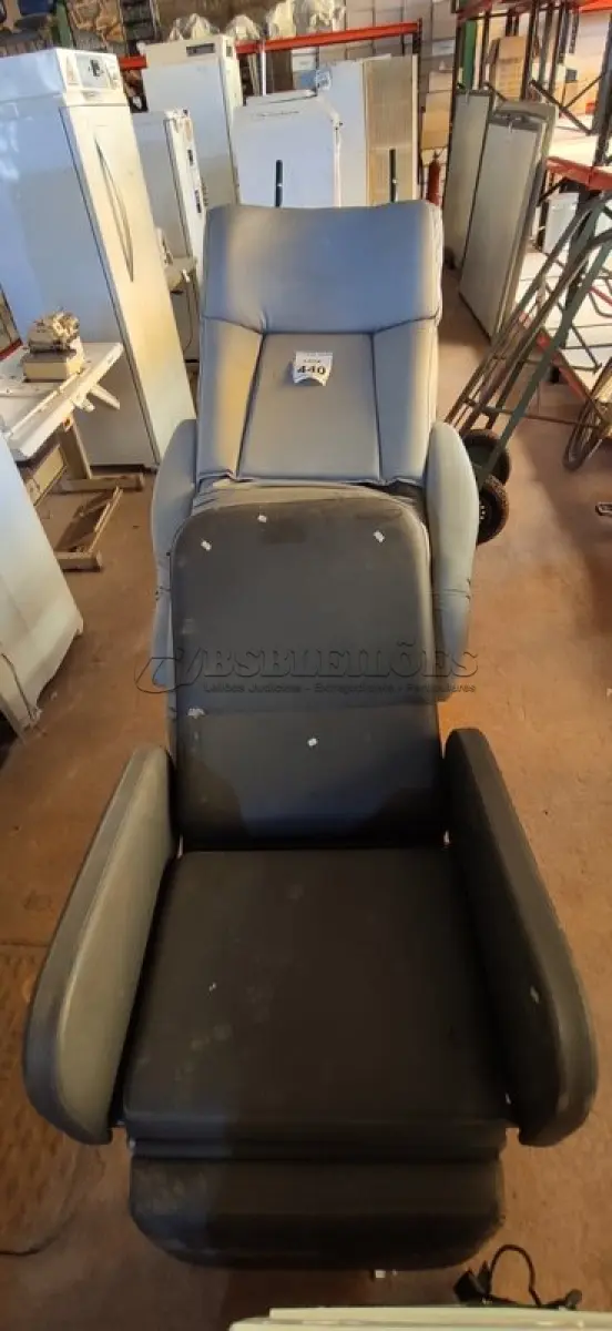 LOTE 440 - 03 POLTRONAS. (NO ESTADO) ATENÇÃO! FAZER A VISITAÇÃO ANTES DE ARREMATAR, NÃO SABEMOS SE FUNCIONA, LEILÃO NÃO TEM GARANTIA E NEM DEVOLUÇÃO, SUJEITO A POSSÍVEIS AVARIAS VISÍVEIS/OCULTAS E/OU AUSÊNCIA DE COMPONENTES.