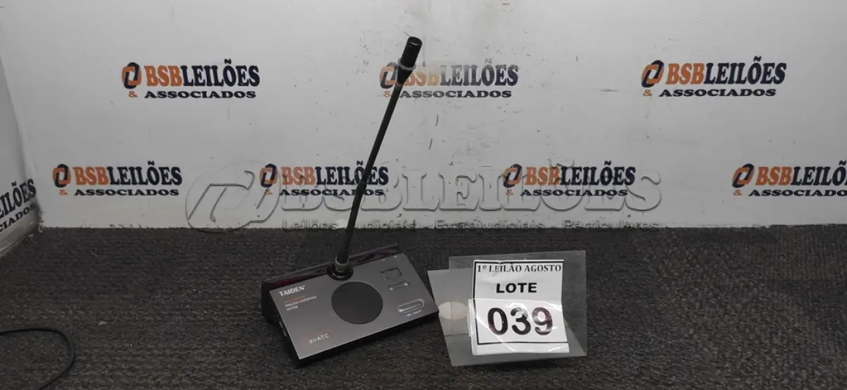 LOTE 039 - 01 MICROFONE DE MESA COM BASE. (NO ESTADO) ATENÇÃO! FAZER A VISITAÇÃO ANTES DE ARREMATAR, NÃO SABEMOS SE FUNCIONA. LEILÃO NÃO TEM GARANTIA E NEM DEVOLUÇÃO, SUJEITO A POSSÍVEIS AVARIAS VISÍVEIS/OCULTAS E/OU AUSÊNCIA DE COMPONENTES.