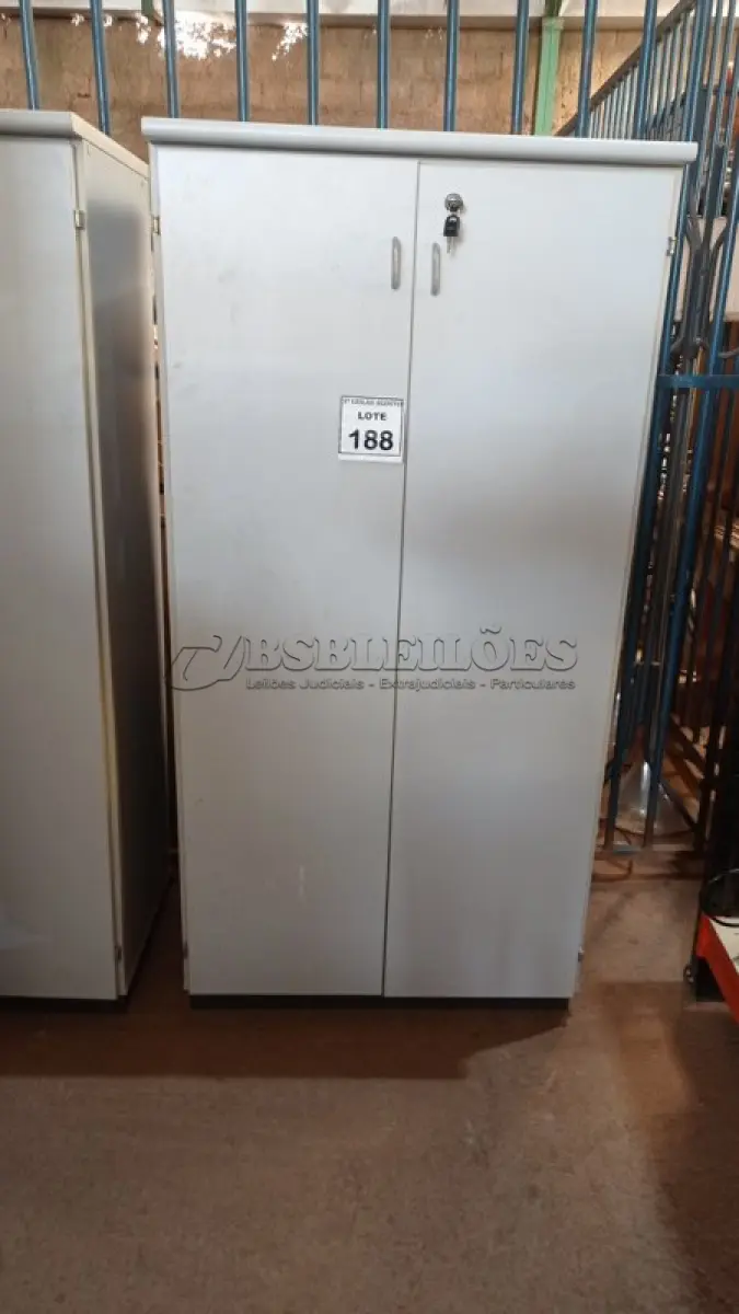 LOTE 188 - 01 ARMÁRIO ALTO 02 PORTAS COM TRANCA. (NO ESTADO) ATENÇÃO! FAZER A VISITAÇÃO ANTES DE ARREMATAR, NÃO SABEMOS SE FUNCIONA. LEILÃO NÃO TEM GARANTIA E NEM DEVOLUÇÃO, SUJEITO A POSSÍVEIS AVARIAS VISÍVEIS/OCULTAS E/OU AUSÊNCIA DE COMPONENTES.