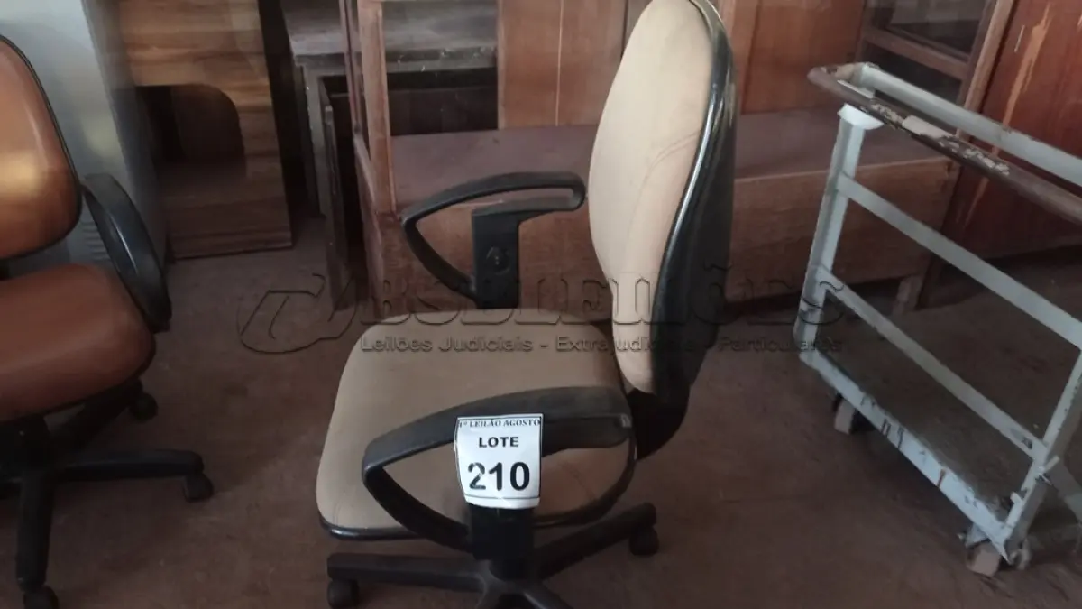 LOTE 210 - 01 CADEIRA DE ESCRITÓRIO COM RODINHAS. (NO ESTADO) ATENÇÃO! FAZER A VISITAÇÃO ANTES DE ARREMATAR, NÃO SABEMOS SE FUNCIONA. LEILÃO NÃO TEM GARANTIA E NEM DEVOLUÇÃO, SUJEITO A POSSÍVEIS AVARIAS VISÍVEIS/OCULTAS E/OU AUSÊNCIA DE COMPONENTES.