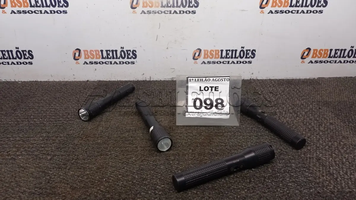 LOTE 098 - 04 LANTERNAS. (NO ESTADO) ATENÇÃO! FAZER A VISITAÇÃO ANTES DE ARREMATAR, NÃO SABEMOS SE FUNCIONA. LEILÃO NÃO TEM GARANTIA E NEM DEVOLUÇÃO, SUJEITO A POSSÍVEIS AVARIAS VISÍVEIS/OCULTAS E/OU AUSÊNCIA DE COMPONENTES.