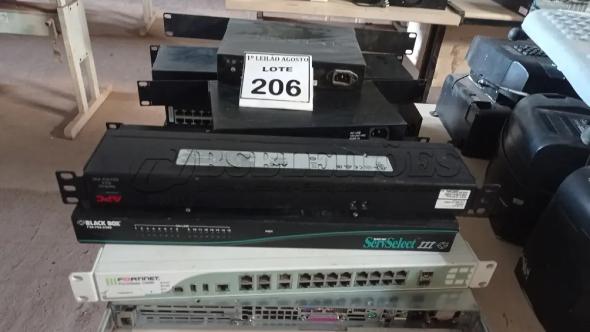 LOTE 206 - 01 LOTE COM VÁRIAS SWITCHES E EQUIPAMENTOS DE INFORMÁTICA E REDE. (NO ESTADO) ATENÇÃO! FAZER A VISITAÇÃO ANTES DE ARREMATAR, NÃO SABEMOS SE FUNCIONA, LEILÃO NÃO TEM GARANTIA E NEM DEVOLUÇÃO, SUJEITO A POSSÍVEIS AVARIAS VISÍVEIS/OCULTAS E/OU AUSÊNCIA DE COMPONENTES.