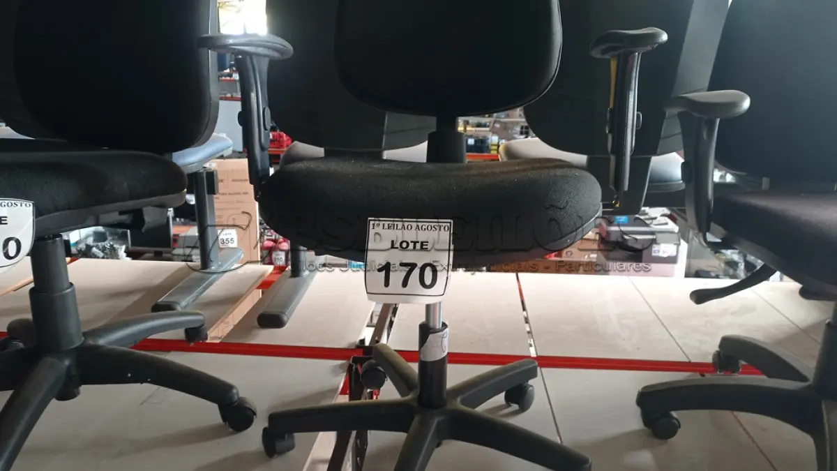 LOTE 170 - 01 CADEIRA DE ESCRITÓRIO COM RODINHAS. (NO ESTADO) ATENÇÃO! FAZER A VISITAÇÃO ANTES DE ARREMATAR, NÃO SABEMOS SE FUNCIONA. LEILÃO NÃO TEM GARANTIA E NEM DEVOLUÇÃO, SUJEITO A POSSÍVEIS AVARIAS VISÍVEIS/OCULTAS E/OU AUSÊNCIA DE COMPONENTES.