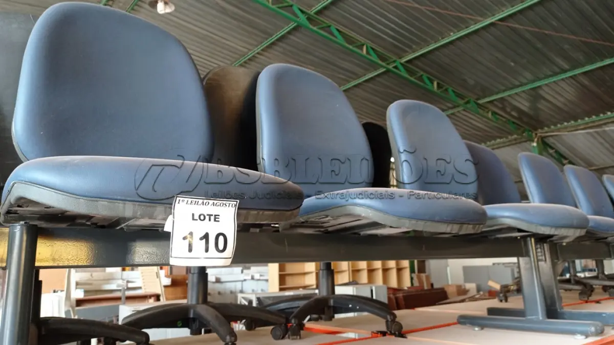 LOTE 110 - 01 LONGARINA COM 03 LUGARES. (NO ESTADO) ATENÇÃO! FAZER A VISITAÇÃO ANTES DE ARREMATAR, NÃO SABEMOS SE FUNCIONA. LEILÃO NÃO TEM GARANTIA E NEM DEVOLUÇÃO, SUJEITO A POSSÍVEIS AVARIAS VISÍVEIS/OCULTAS E/OU AUSÊNCIA DE COMPONENTES.